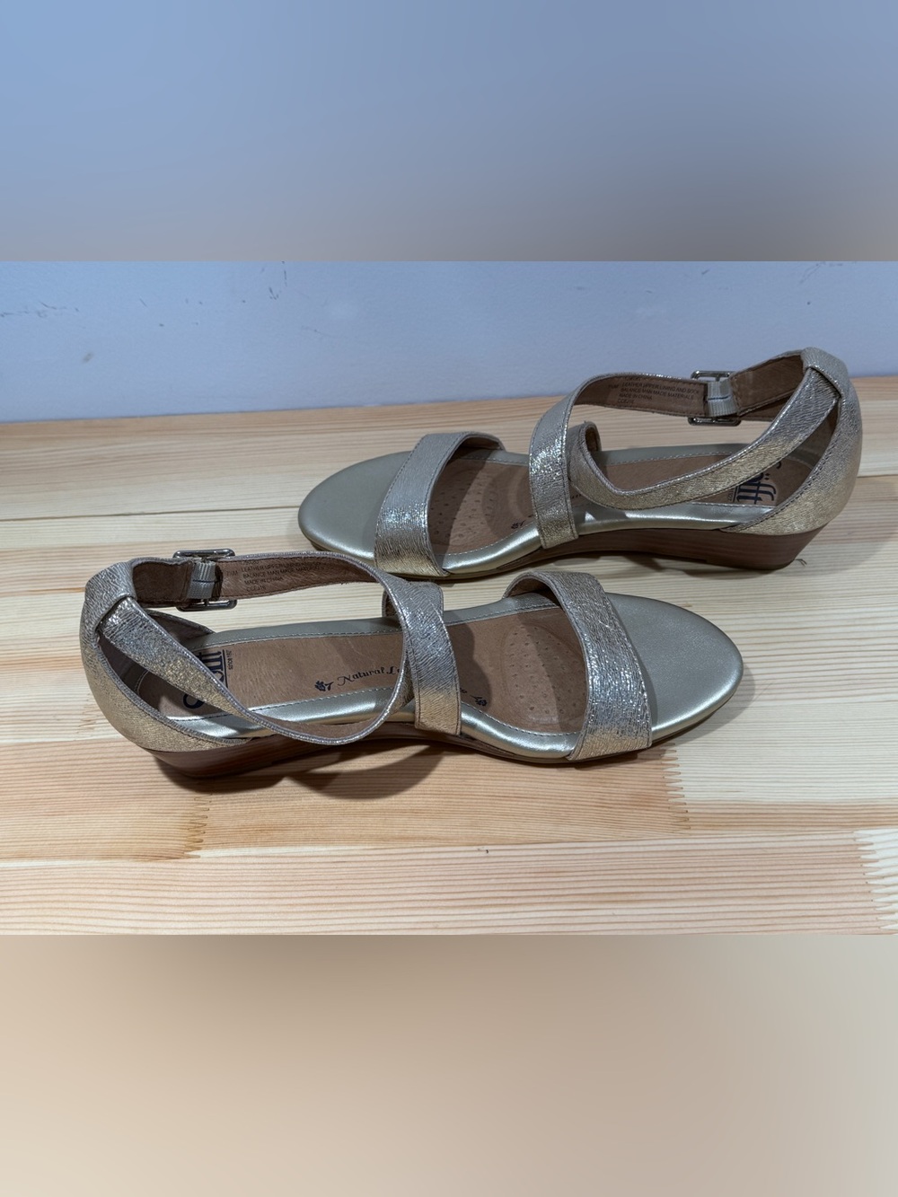 Söfft Metallic Champagne Gold Leather Low Wedge Sandals: 7.5 - Picture 7 of 11